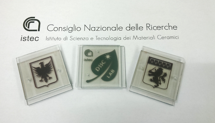 Prototipi DSSCs raffiguranti rispettivamente il logo della Provincia di Ravenna, del Laboratorio e del Comune di Faenza.